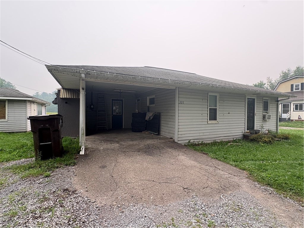 227 W Henry St