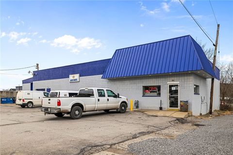 Photo of 910 Factory Ave, Ellwood City, PA 16117 (MLS # 1732411)