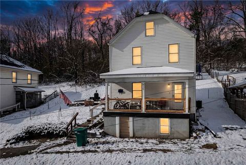 Photo of 325 E Grant St, Houston, PA 15342 (MLS # 1733406)