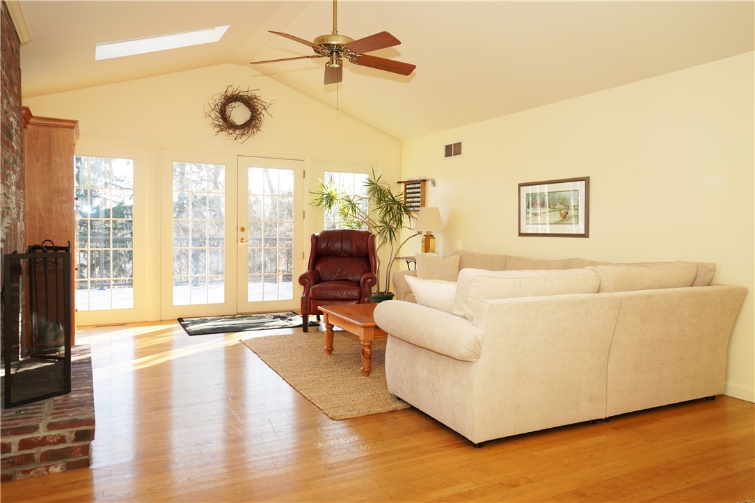 Castle Shannon, Pennsylvania 15234, United States, 3 Bedrooms Bedrooms, ,3 BathroomsBathrooms,Residential,Active,93849