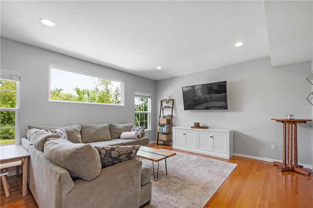 Collier Twp, Pennsylvania 15106, United States, 4 Bedrooms Bedrooms, ,4 BathroomsBathrooms,Residential,Contingent,153518