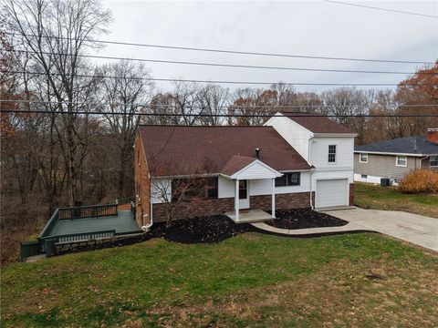 Photo of 540 Morningstar Dr, Ellwood City, PA 16117 (MLS # 1732043)