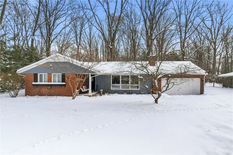Photo of 679 Dogwood Ln, Hermitage, PA 16148 (MLS # 1738430)