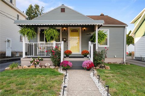 Photo of 925 Warren Ave, New Castle, PA 16101 (MLS # 1761884)