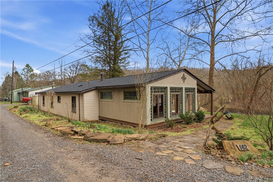 142 Twin Lakes Dr
