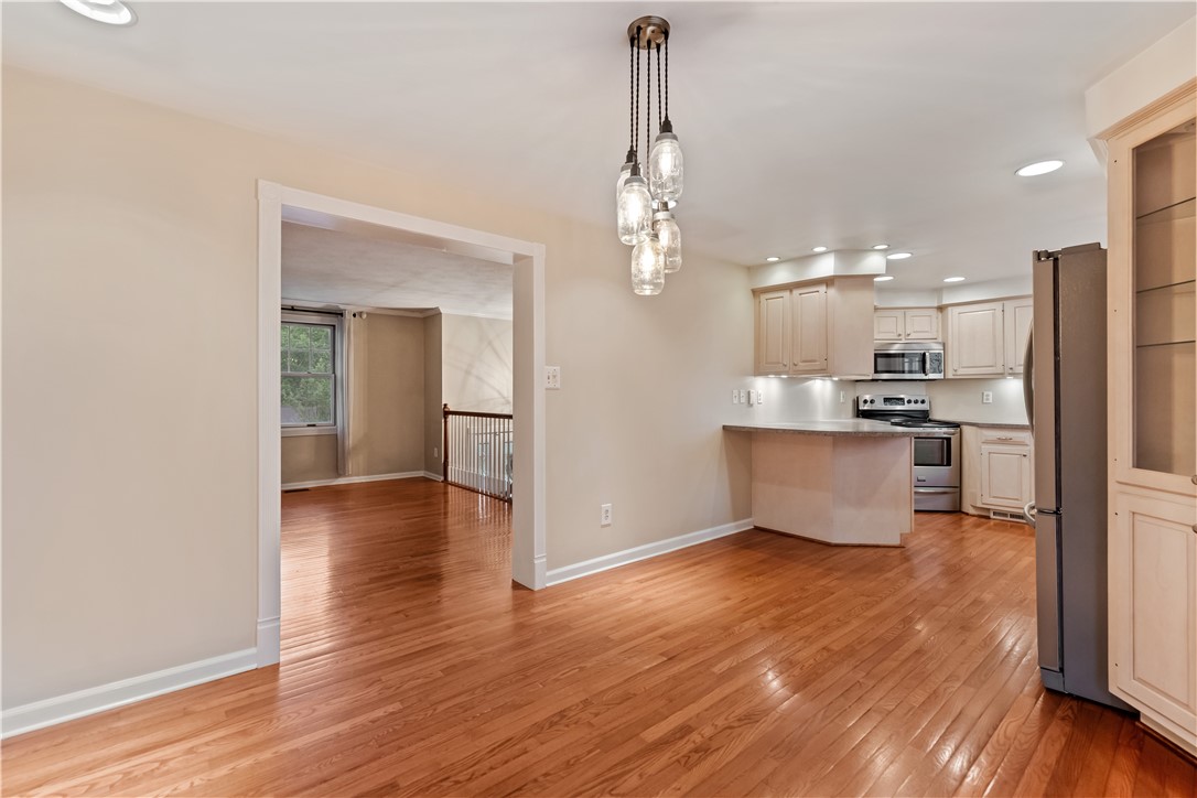 Oakdale, Pennsylvania 15071, United States, 3 Bedrooms Bedrooms, ,2 BathroomsBathrooms,Residential,Contingent,131205