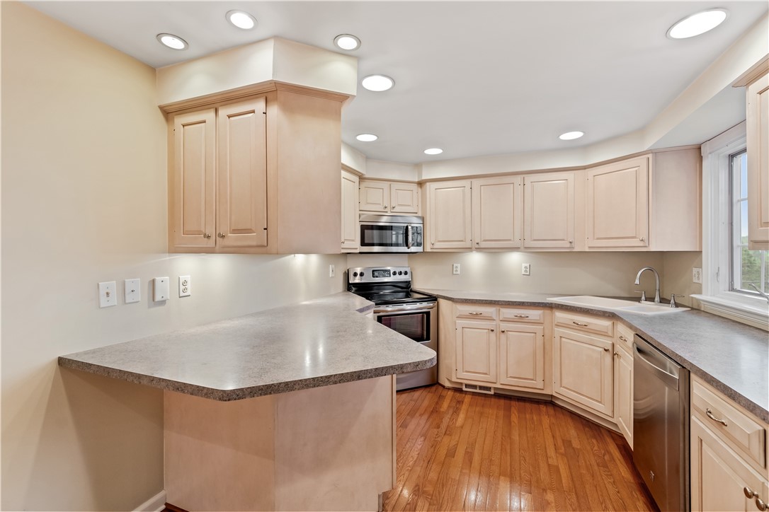 Oakdale, Pennsylvania 15071, United States, 3 Bedrooms Bedrooms, ,2 BathroomsBathrooms,Residential,Contingent,131205