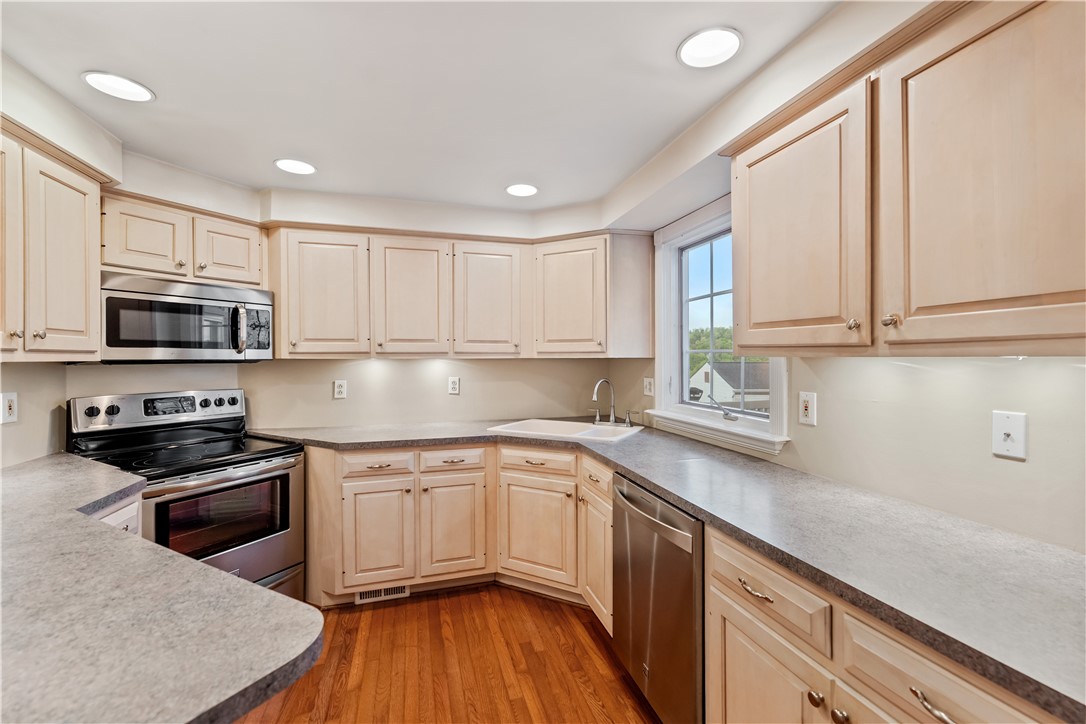 Oakdale, Pennsylvania 15071, United States, 3 Bedrooms Bedrooms, ,2 BathroomsBathrooms,Residential,Contingent,131205