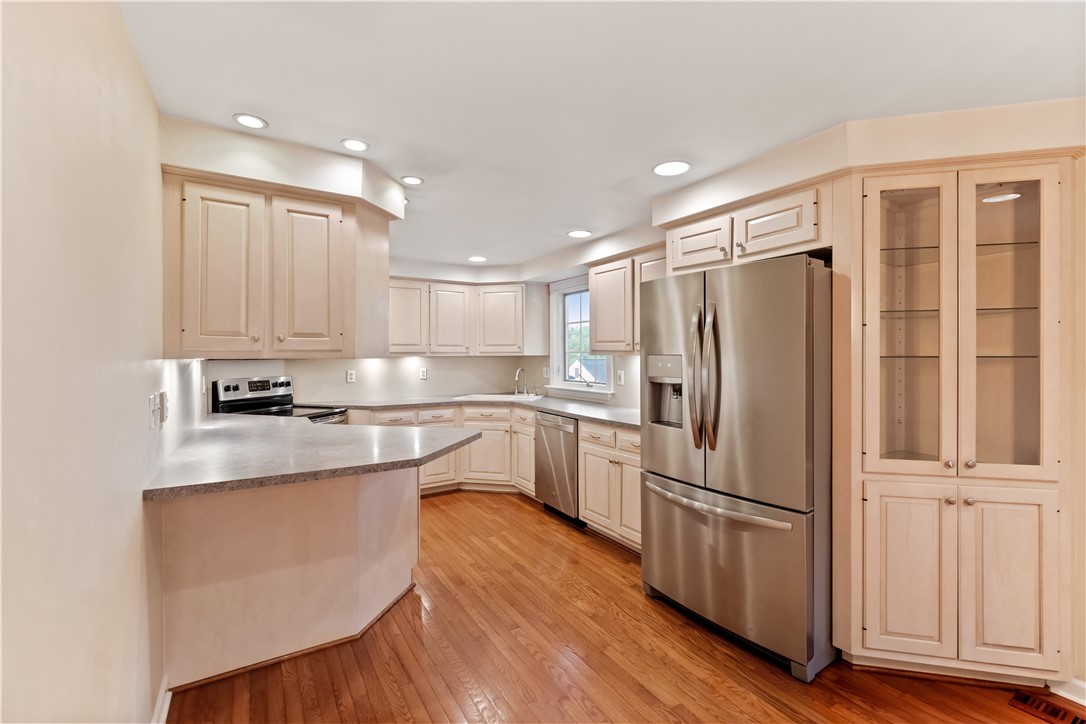 Oakdale, Pennsylvania 15071, United States, 3 Bedrooms Bedrooms, ,2 BathroomsBathrooms,Residential,Contingent,131205