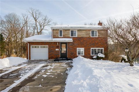 Photo of 1740 Malor Dr, Pittsburgh, PA 15227 (MLS # 1739730)