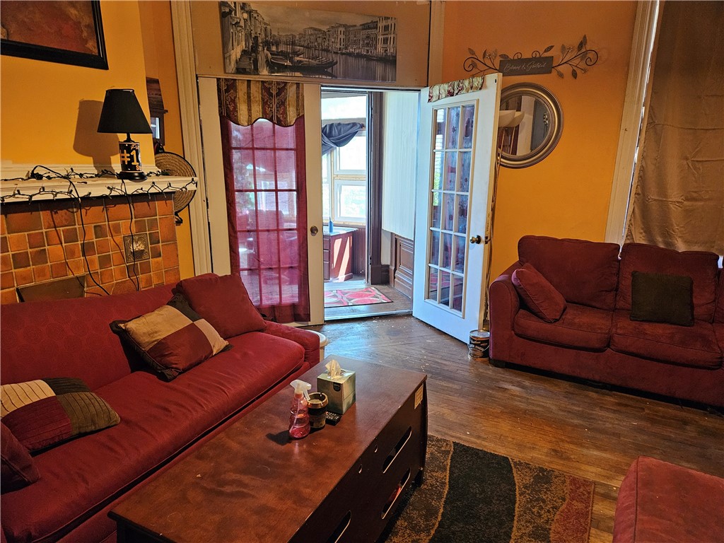 742 Chartiers Ave