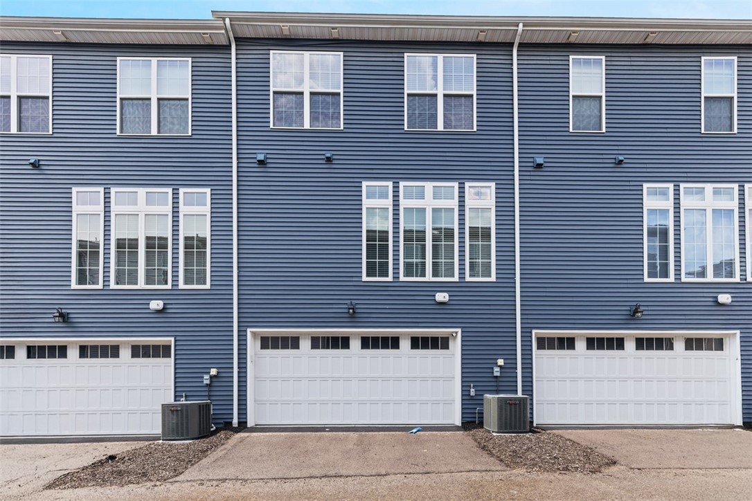 320 Harlequin St