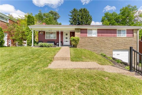 Photo of 1303 Lakemont Dr, Pittsburgh, PA 15243 (MLS # 1758679)