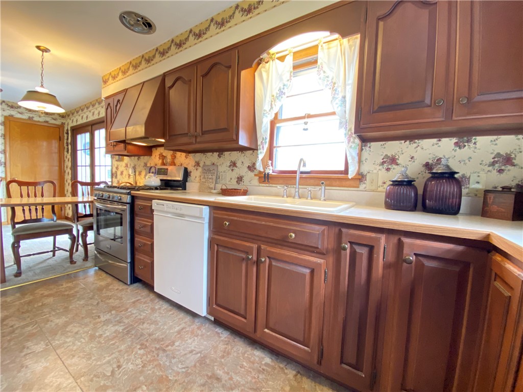 Hempfield Twp - Mer, Pennsylvania 16125, United States, 3 Bedrooms Bedrooms, ,3 BathroomsBathrooms,Residential,Contingent,120090