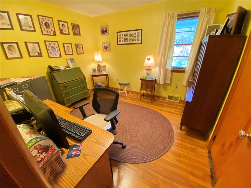 Hempfield Twp - Mer, Pennsylvania 16125, United States, 3 Bedrooms Bedrooms, ,3 BathroomsBathrooms,Residential,Contingent,120090