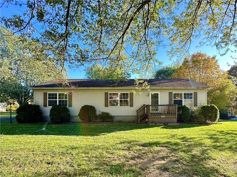 Photo of 450 Falls Ave, New Castle, PA 16105 (MLS # 1726099)