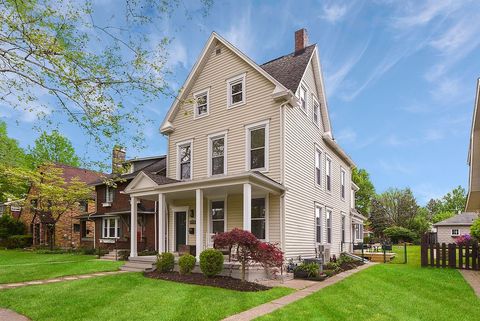 Photo of 526 10th St, Oakmont, PA 15139 (MLS # 1752133)