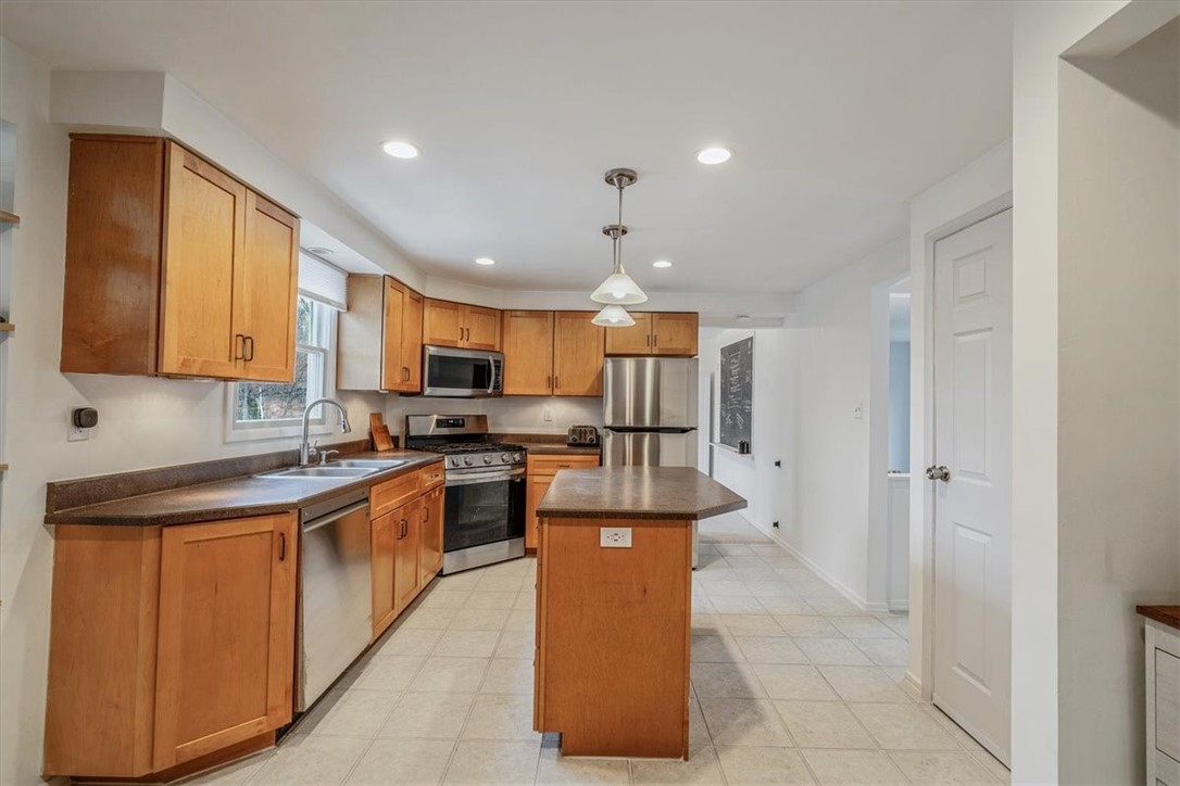 Upper St. Clair, Pennsylvania 15241, United States, 5 Bedrooms Bedrooms, ,3 BathroomsBathrooms,Residential,Contingent,2288