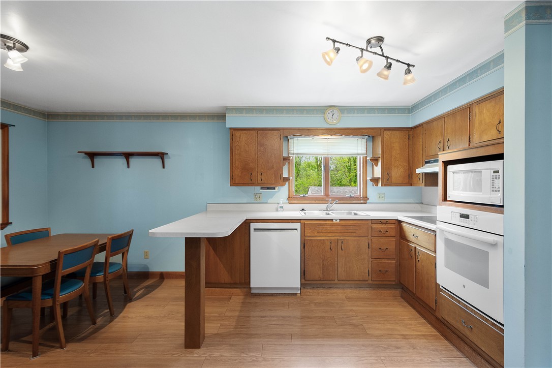 Peters Twp, Pennsylvania 15367, United States, 4 Bedrooms Bedrooms, ,3 BathroomsBathrooms,Residential,Pending,57852