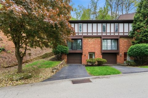 Photo of 201 Woodbridge Dr, Pittsburgh, PA 15237 (MLS # 1752511)