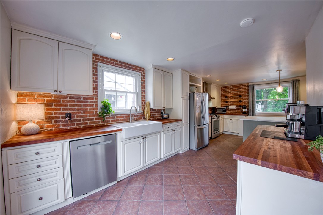 Lincoln Place, Pennsylvania 15207, United States, 3 Bedrooms Bedrooms, ,2 BathroomsBathrooms,Residential,Contingent,175569