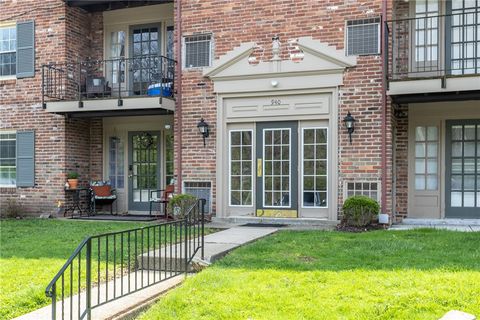 Photo of 940 Adam Dr #E, Pittsburgh, PA 15216 (MLS # 1748962)