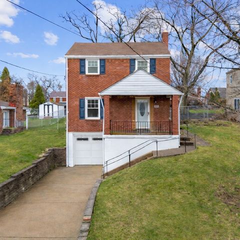Photo of 1581 Greencrest Dr, Pittsburgh, PA 15226 (MLS # 1743535)
