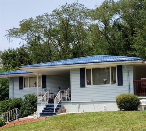 Photo of 4013 Ridgemont Dr, Gibsonia, PA 15044 (MLS # 1763713)