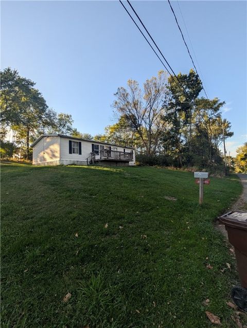Photo of 52 Bluff St, New Castle, PA 16101 (MLS # 1724389)