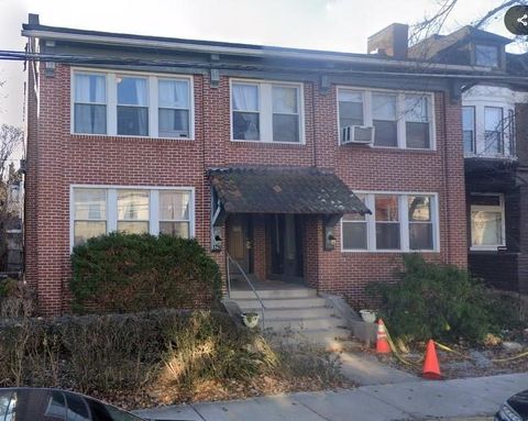 Photo of 5726 Howe St #1, Pittsburgh, PA 15232 (MLS # 1739464)