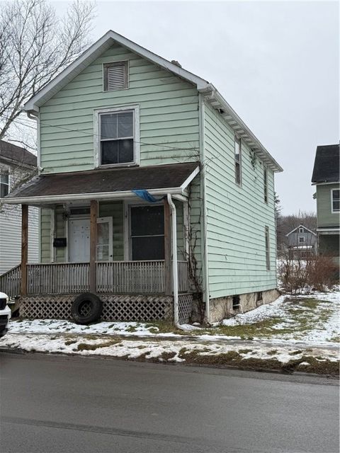 Photo of 506 E Long Ave, New Castle, PA 16101 (MLS # 1736086)