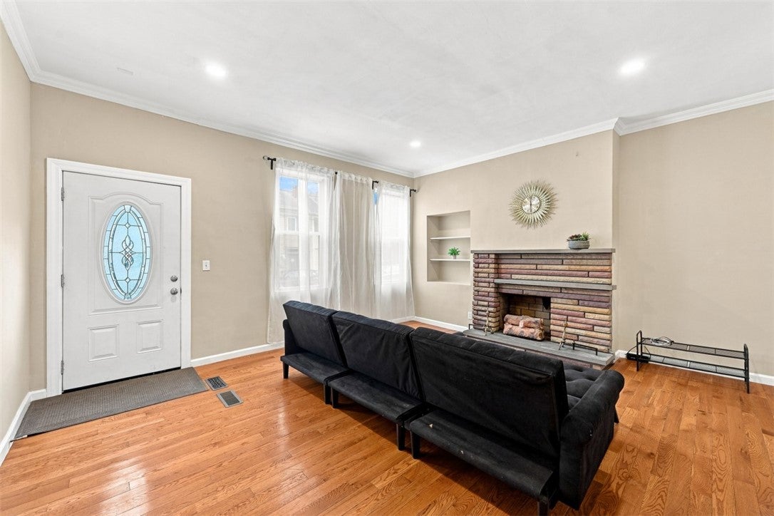 1820 Sarah St