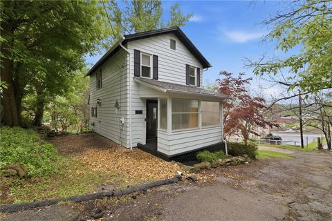 Photo of 218 Cottage St, New Castle, PA 16101 (MLS # 1751713)