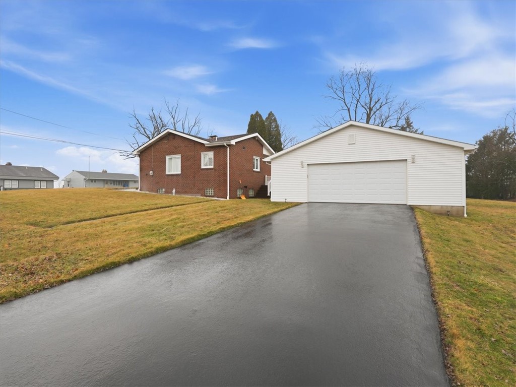 2039 Circle Drive+3 Car Garage