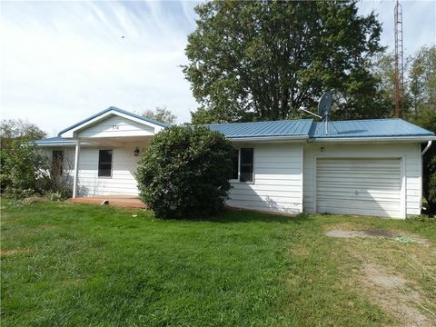 Photo of 574 S Erie St, Mercer, PA 16137 (MLS # 1737980)