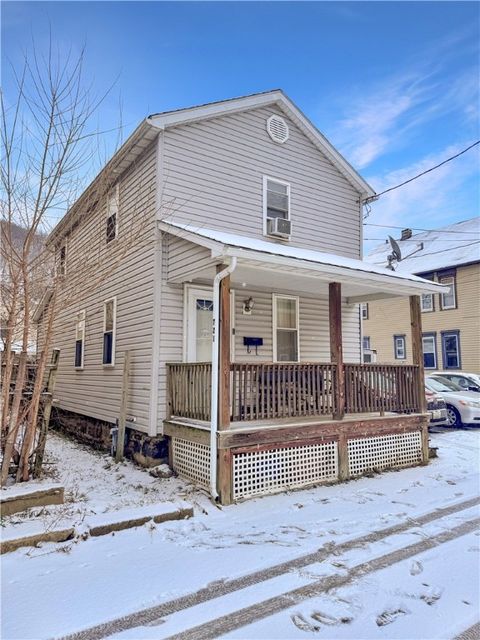 Photo of 721 Kennedy Ave, Johnstown, PA 15901 (MLS # 1737955)