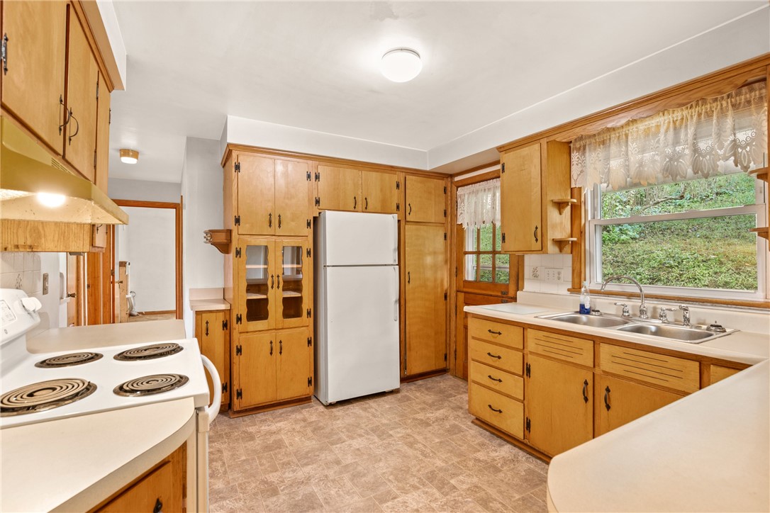 Somerset Twp, Pennsylvania 15501, United States, 4 Bedrooms Bedrooms, ,2 BathroomsBathrooms,Residential,Contingent,191180