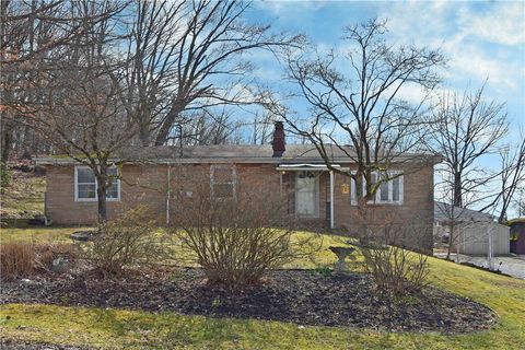 Photo of 4006 Vistavue Dr, Gibsonia, PA 15044 (MLS # 1744651)