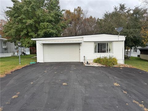 Photo of 313 Driftwood Dr, Saxonburg, PA 16056 (MLS # 1727524)