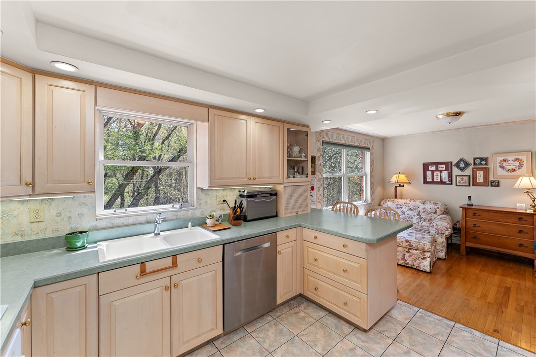 Ross Twp, Pennsylvania 15229, United States, 3 Bedrooms Bedrooms, ,2 BathroomsBathrooms,Residential,Contingent,119127