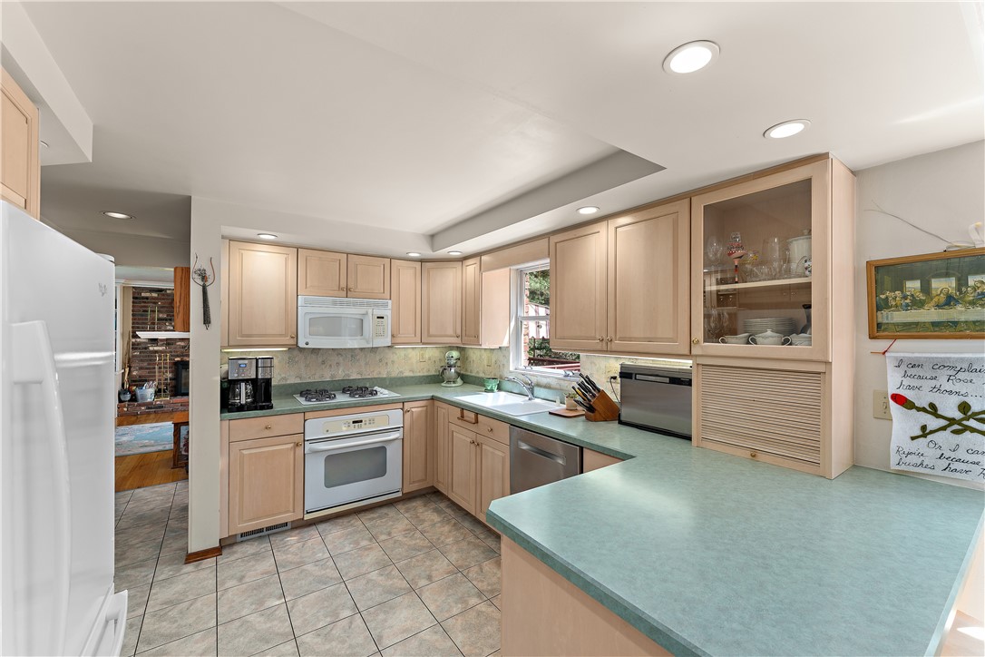 Ross Twp, Pennsylvania 15229, United States, 3 Bedrooms Bedrooms, ,2 BathroomsBathrooms,Residential,Contingent,119127