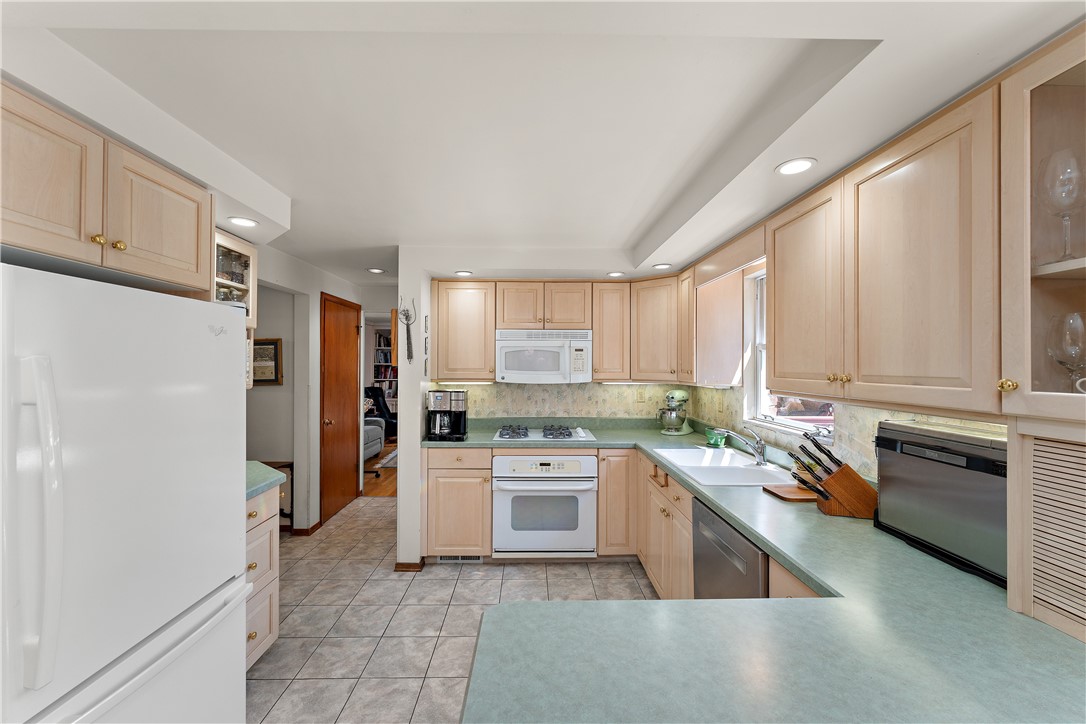 Ross Twp, Pennsylvania 15229, United States, 3 Bedrooms Bedrooms, ,2 BathroomsBathrooms,Residential,Contingent,119127