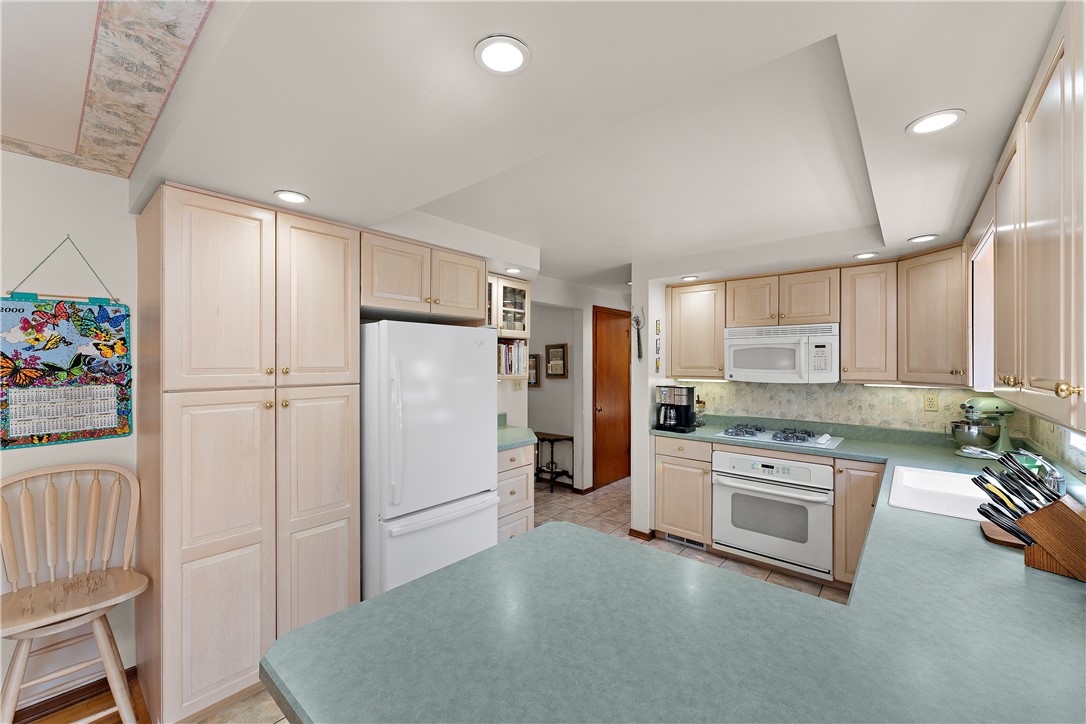 Ross Twp, Pennsylvania 15229, United States, 3 Bedrooms Bedrooms, ,2 BathroomsBathrooms,Residential,Contingent,119127