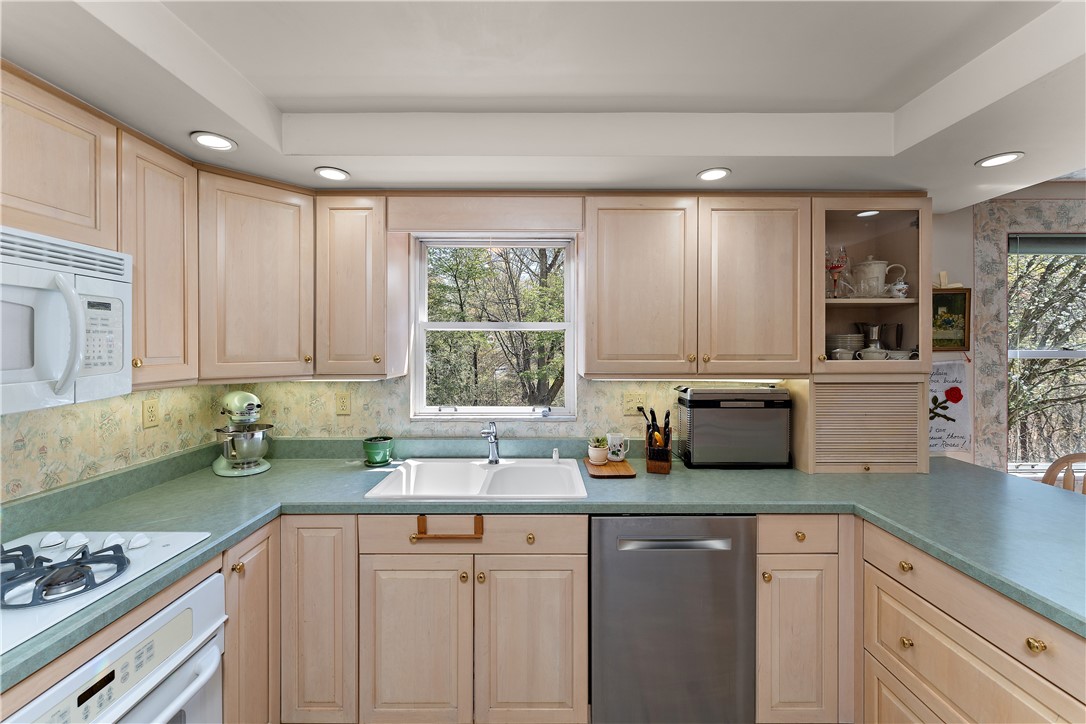 Ross Twp, Pennsylvania 15229, United States, 3 Bedrooms Bedrooms, ,2 BathroomsBathrooms,Residential,Contingent,119127