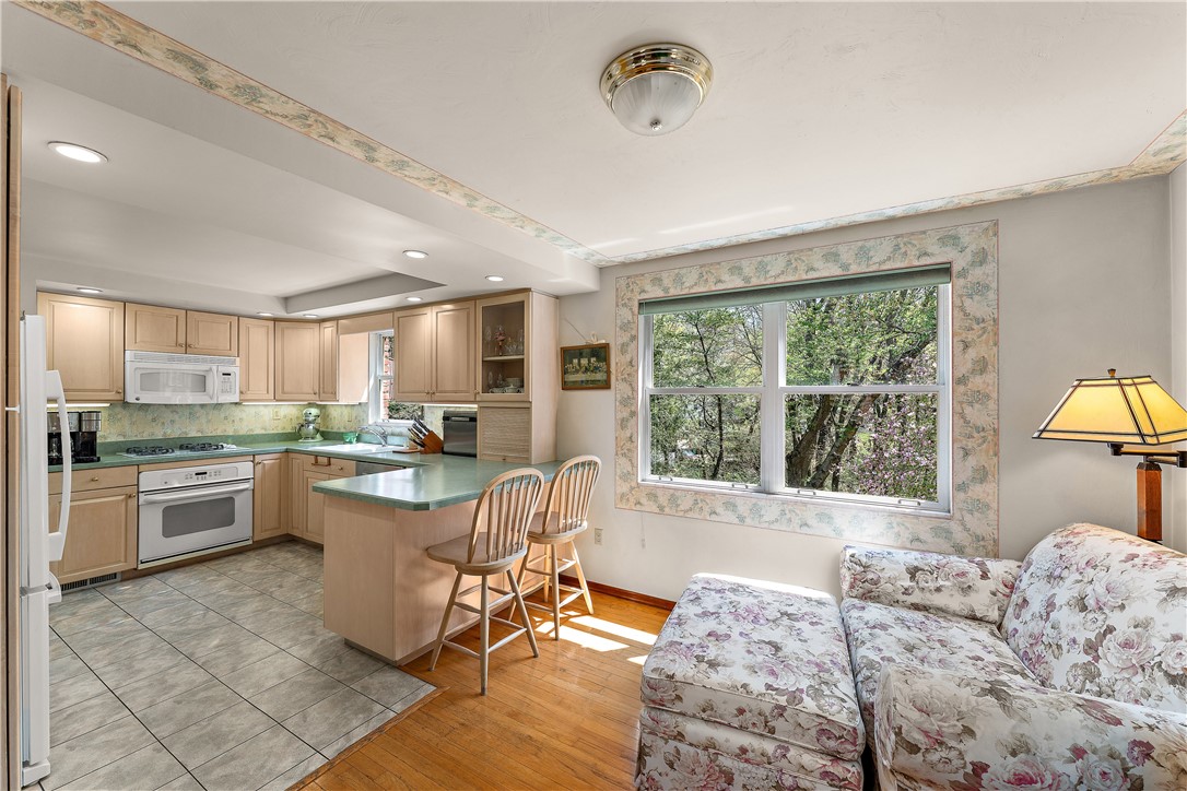 Ross Twp, Pennsylvania 15229, United States, 3 Bedrooms Bedrooms, ,2 BathroomsBathrooms,Residential,Contingent,119127