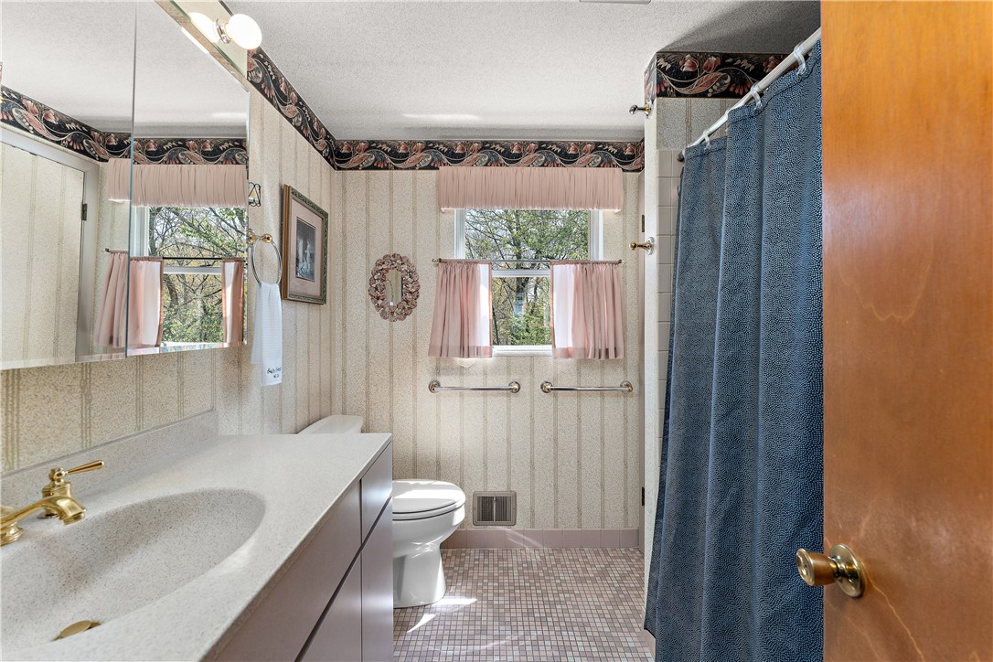 Ross Twp, Pennsylvania 15229, United States, 3 Bedrooms Bedrooms, ,2 BathroomsBathrooms,Residential,Contingent,119127