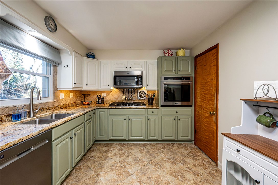 Hempfield Twp - Wml, Pennsylvania 15601, United States, 4 Bedrooms Bedrooms, ,3 BathroomsBathrooms,Residential,Pending,92189