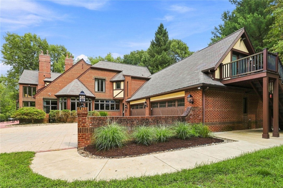 104 Thornbrook Drive