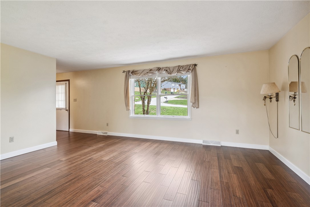 South Strabane, Pennsylvania 15301, United States, 3 Bedrooms Bedrooms, ,3 BathroomsBathrooms,Residential,Contingent,101617