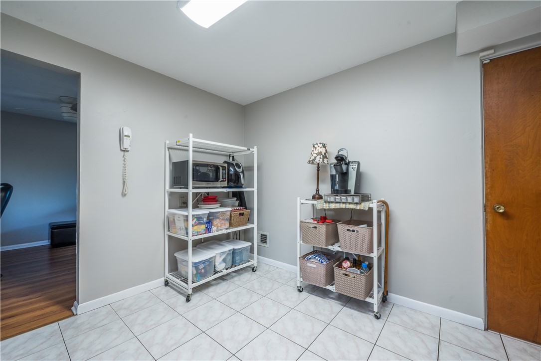 Green Tree, Pennsylvania 15220, United States, 3 Bedrooms Bedrooms, ,2 BathroomsBathrooms,Residential,Contingent,33728